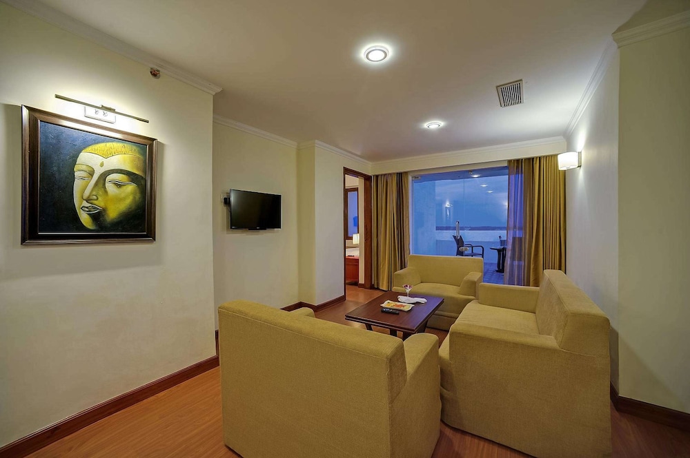 ROYAL SAROVAR PORTICO 17/35