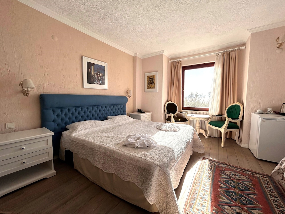 Aeneas Hotel 7/50