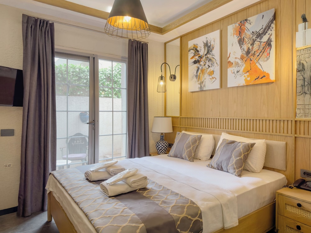 STANDARD, QUEEN BED, TERRACE