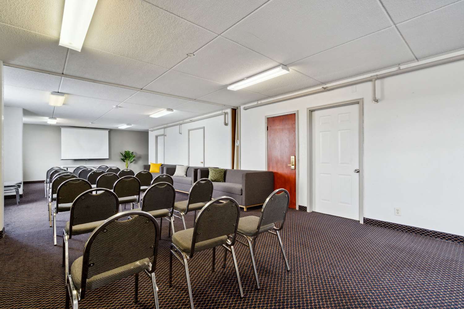 Econo Lodge Inn & Suites Waterloo Downtown 23/30