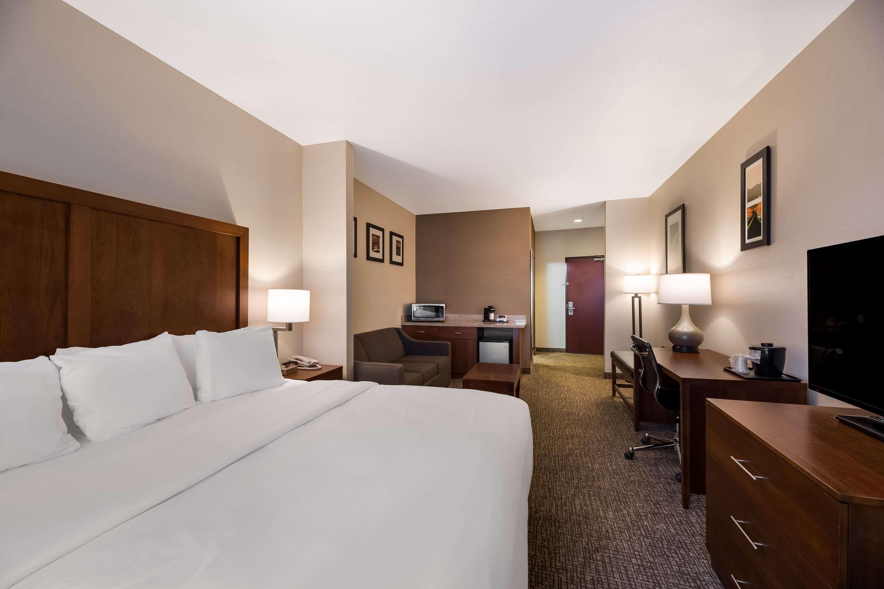 SUITE, KING BED