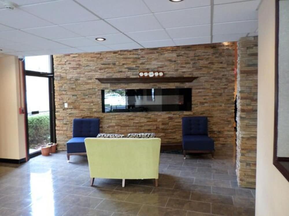 Travelodge by Wyndham Cleveland Lakewood 3/28