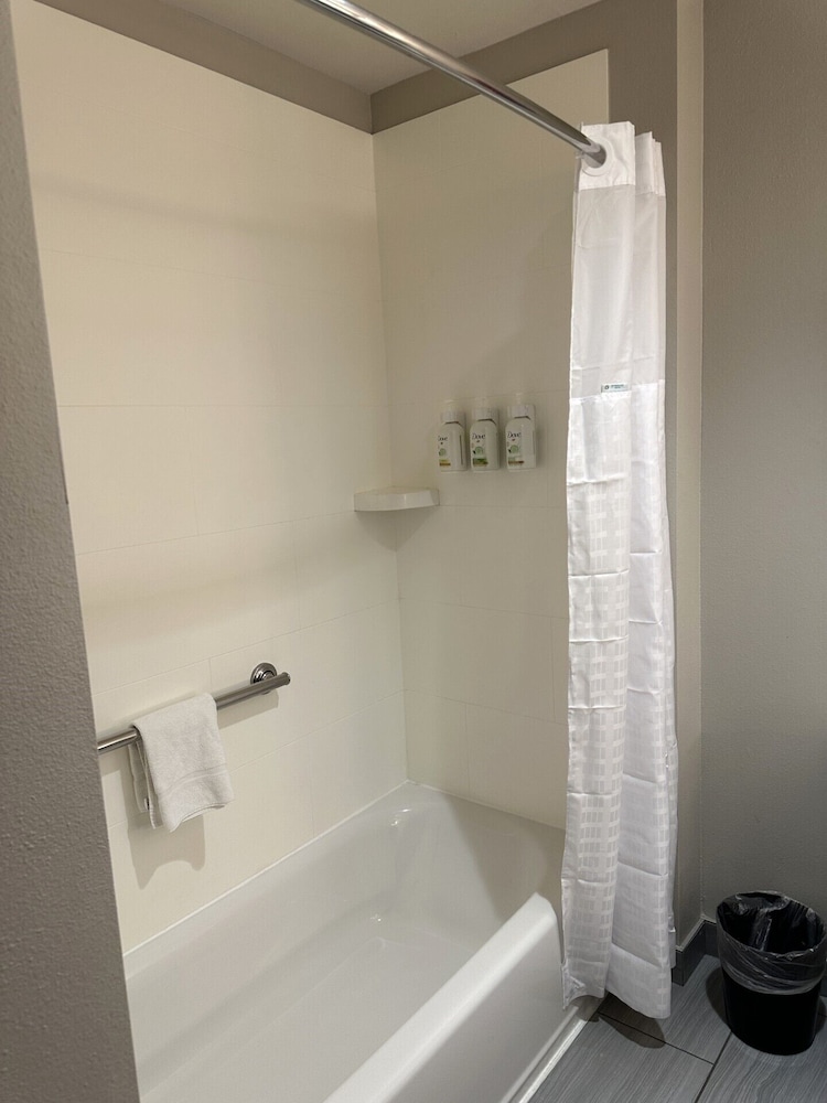 Room, 2 Queen Beds, La Quinta Inn & Suites By Wyndham Terre Haute 6/7