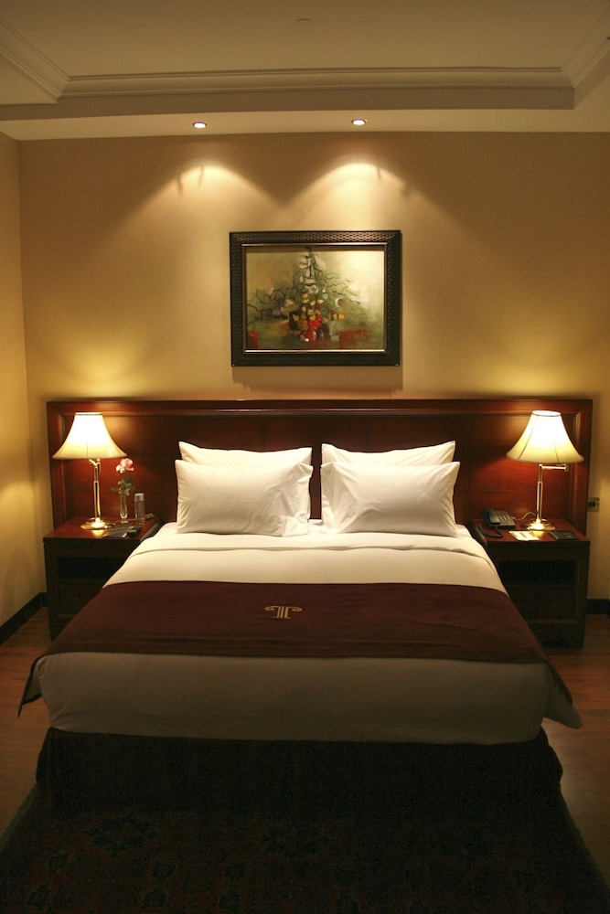 Trianon Hotel 5/63