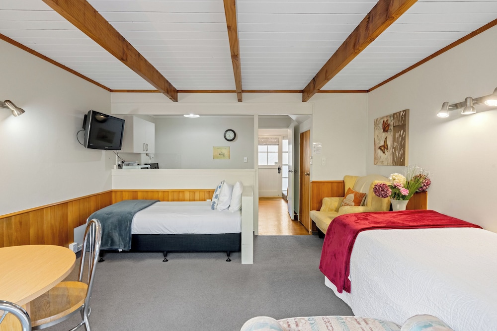Cottage Mews Motel 27/72