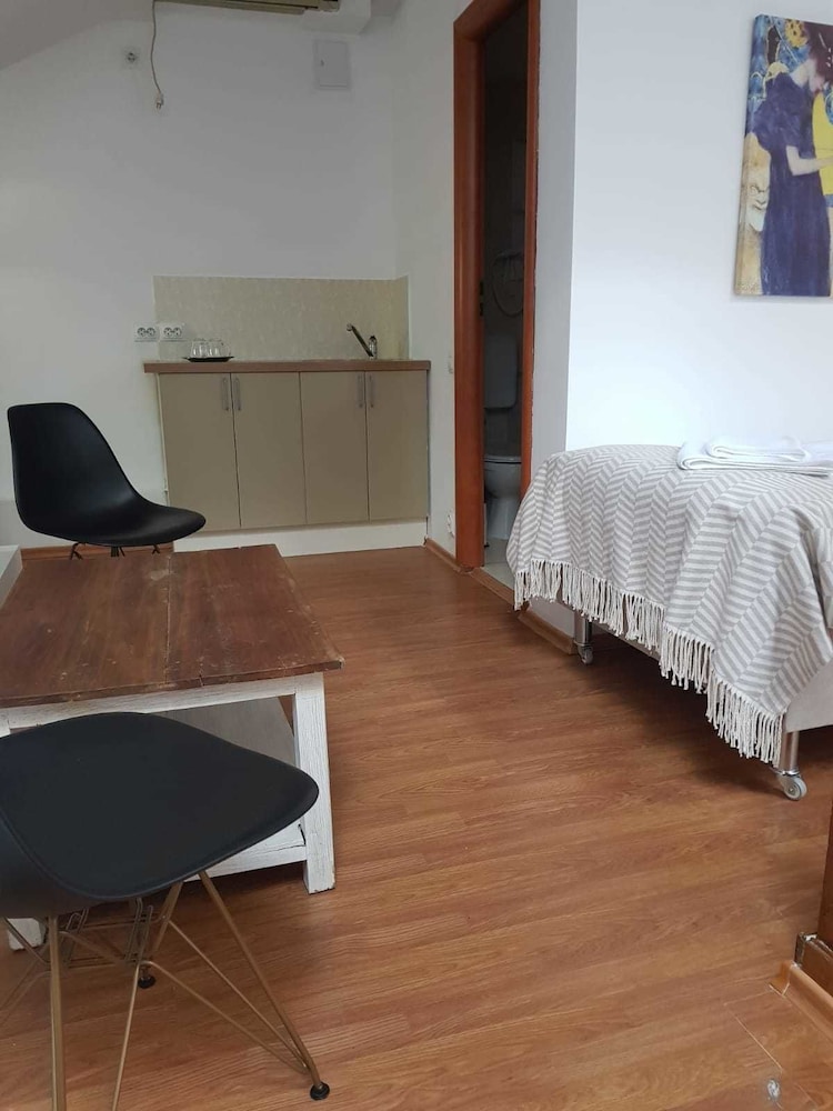 Nonna Mia Hotel 8/13