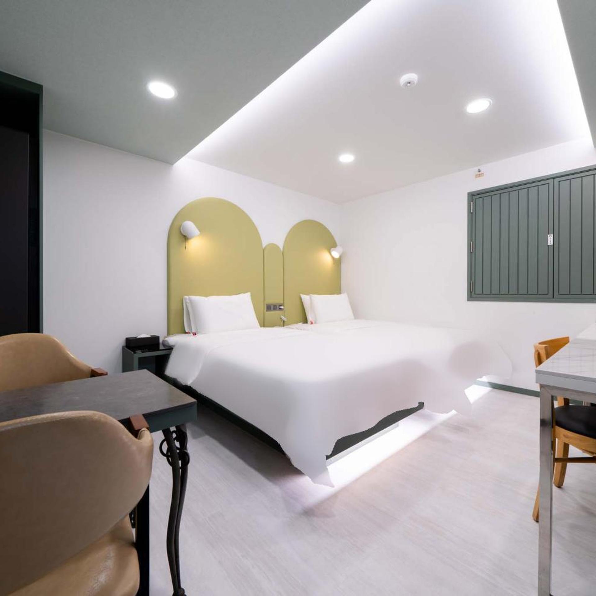 Standard, Twin Beds