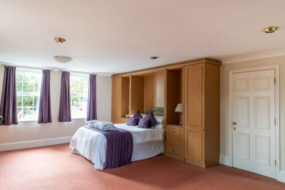 Woodlands Manor 38/100
