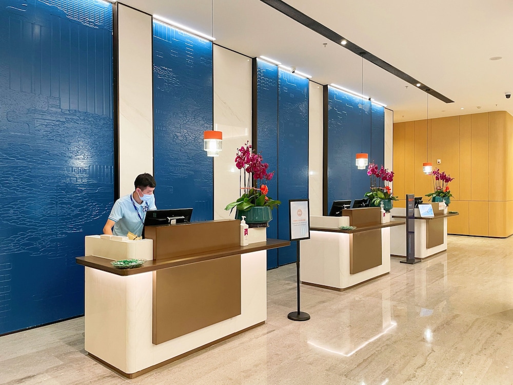 Holiday Inn Express Shenzhen Longhua 7/77