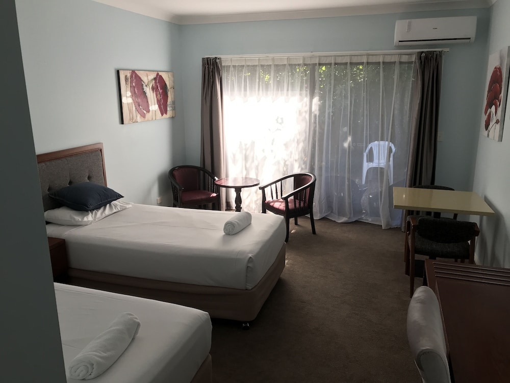 SPRINGWOOD MOTOR INN 30/50