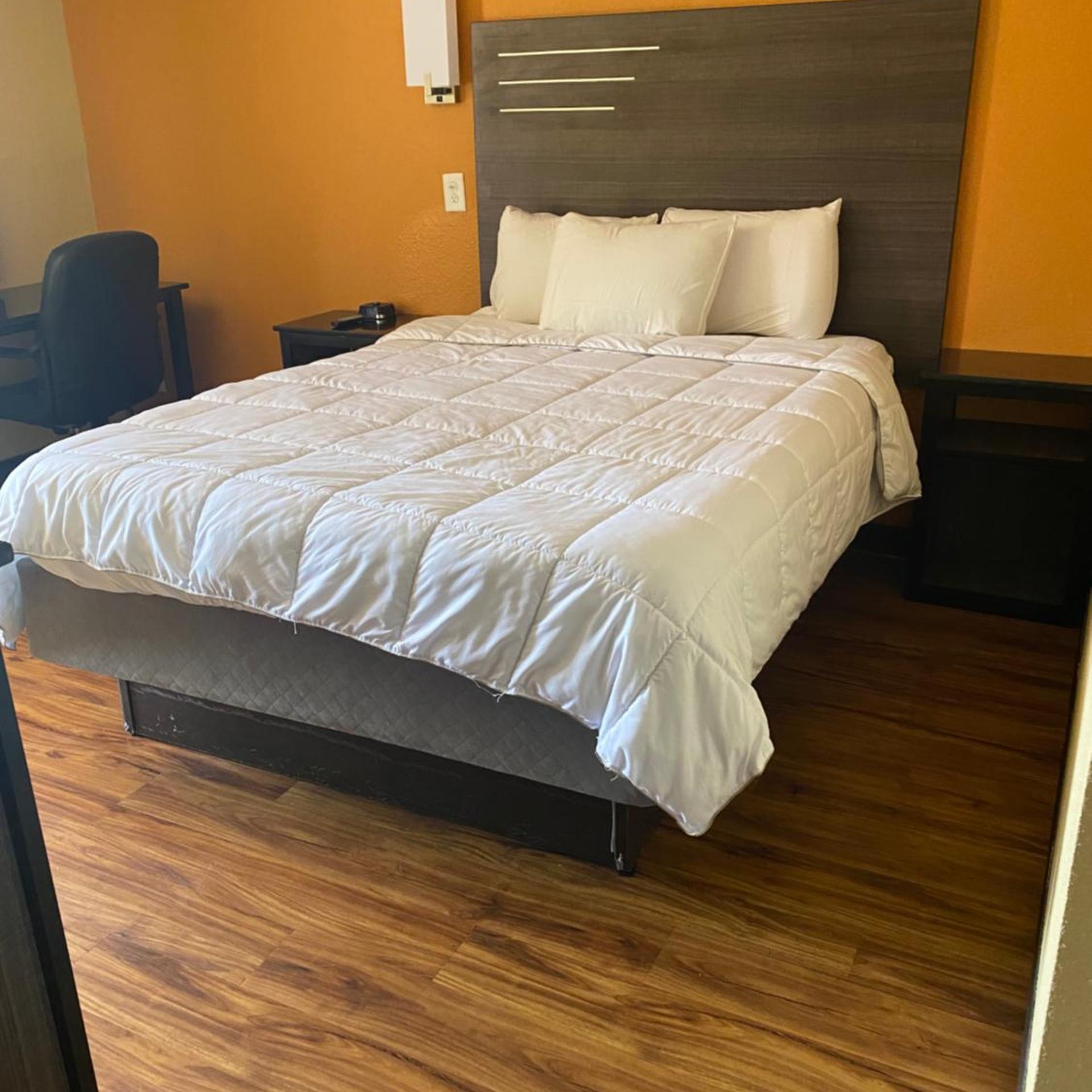 Room, Queen Bed, Exterior Entrance, Smoking، Econo Lodge Decatur South 2/3