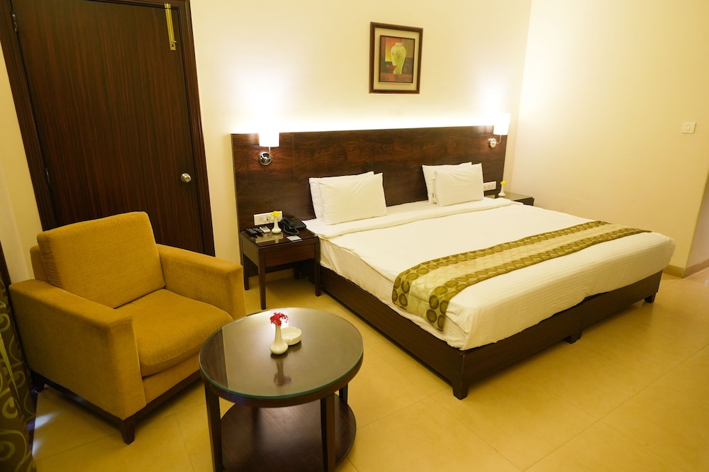 Executive, King Bed, Pool Side، The Fern Courtyard Resort 5/7