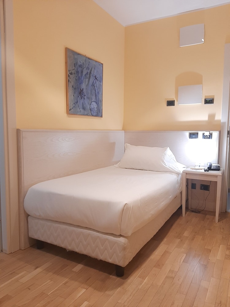 Hotel Chiaraluna 6/29