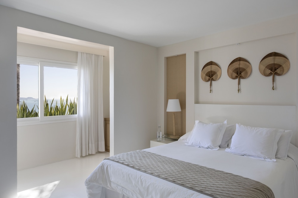 JUNIOR SUITE, QUEEN BED, OCEAN VIEW, BALCONY