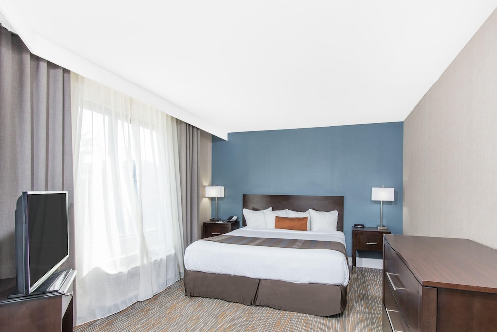 SUITE, KING BED, ACCESSIBLE