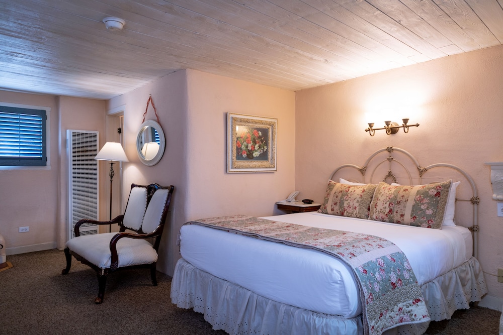 The Historic Taos Inn 24/80