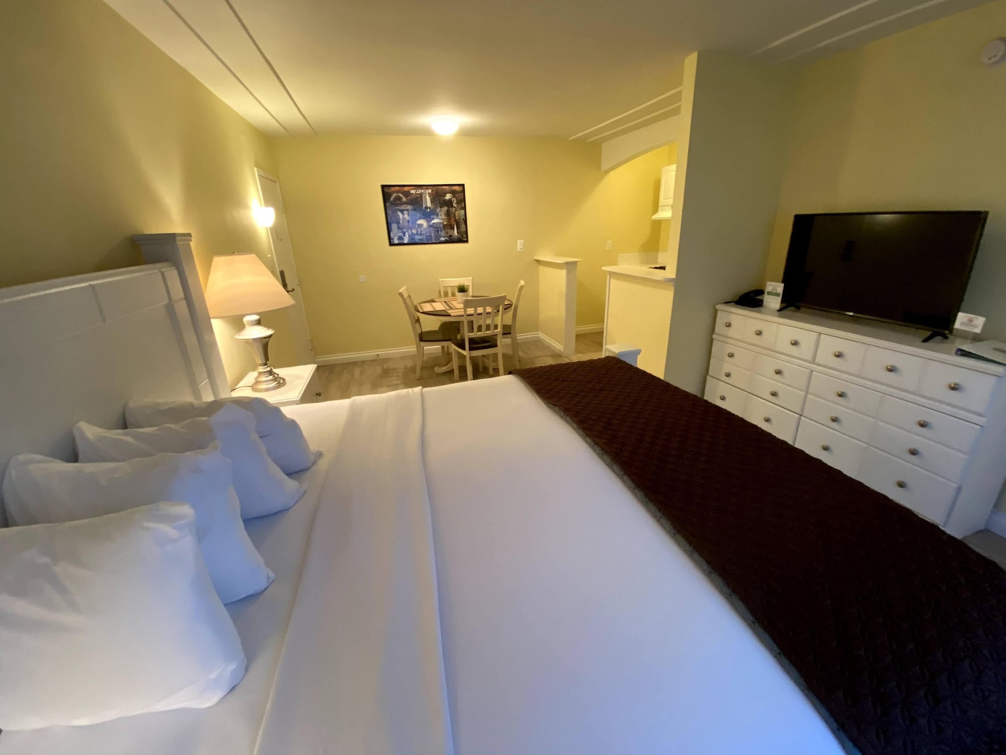 DELUXE, 2 KING BEDS