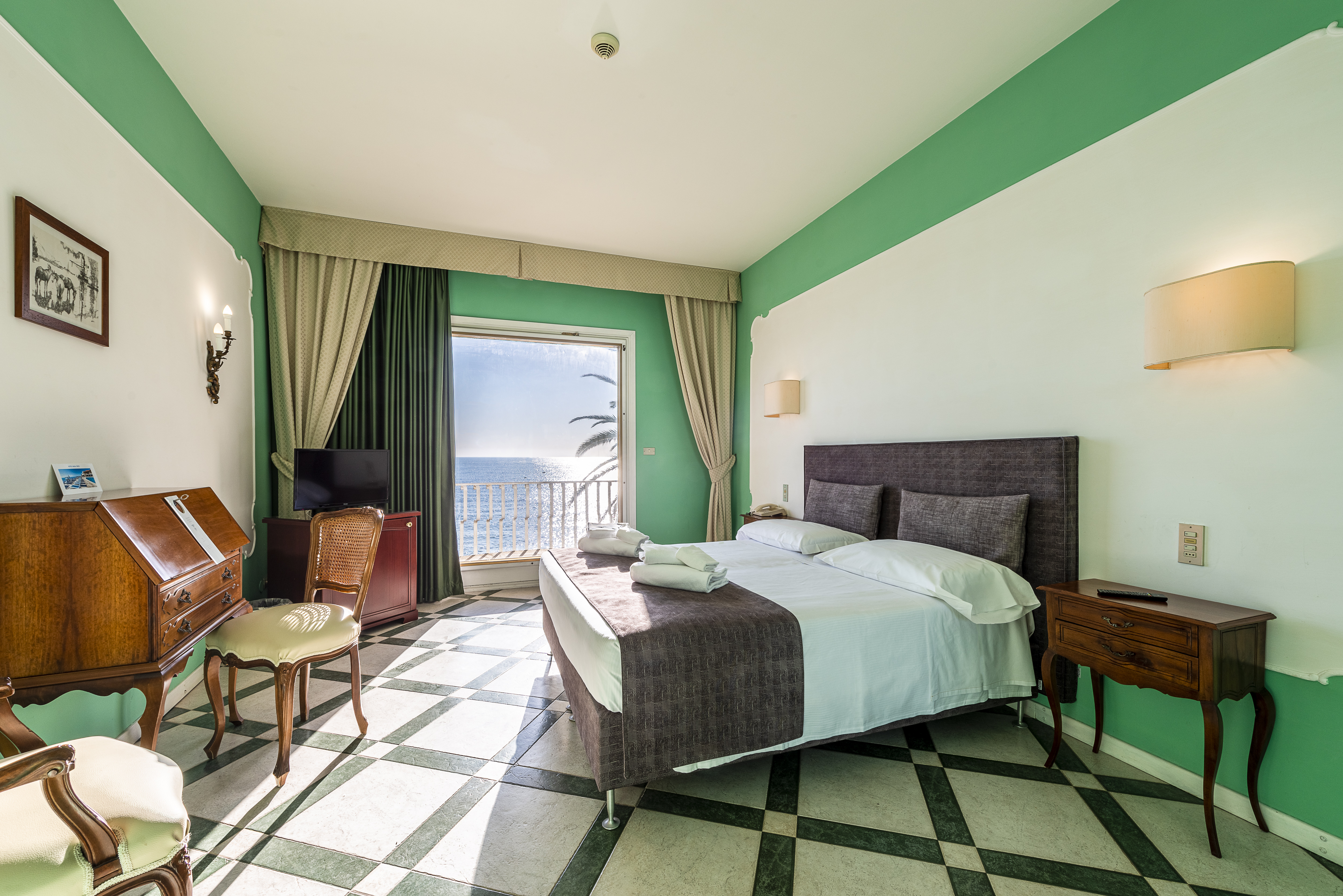 Superior, Double Bed, Lateral Side Sea View