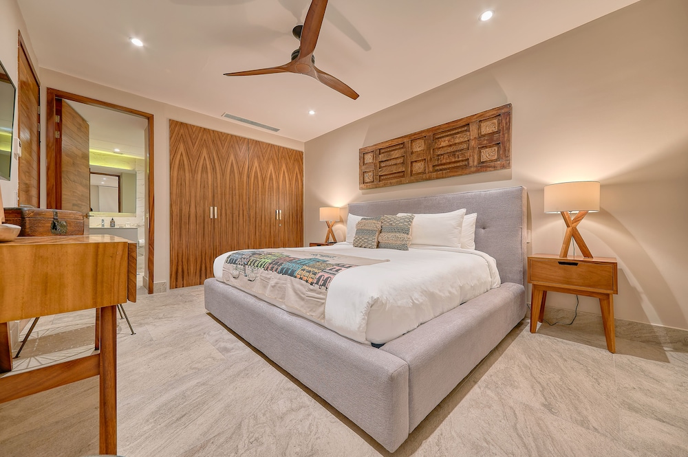 Express, House, 2 King Beds, 2 Queen Beds