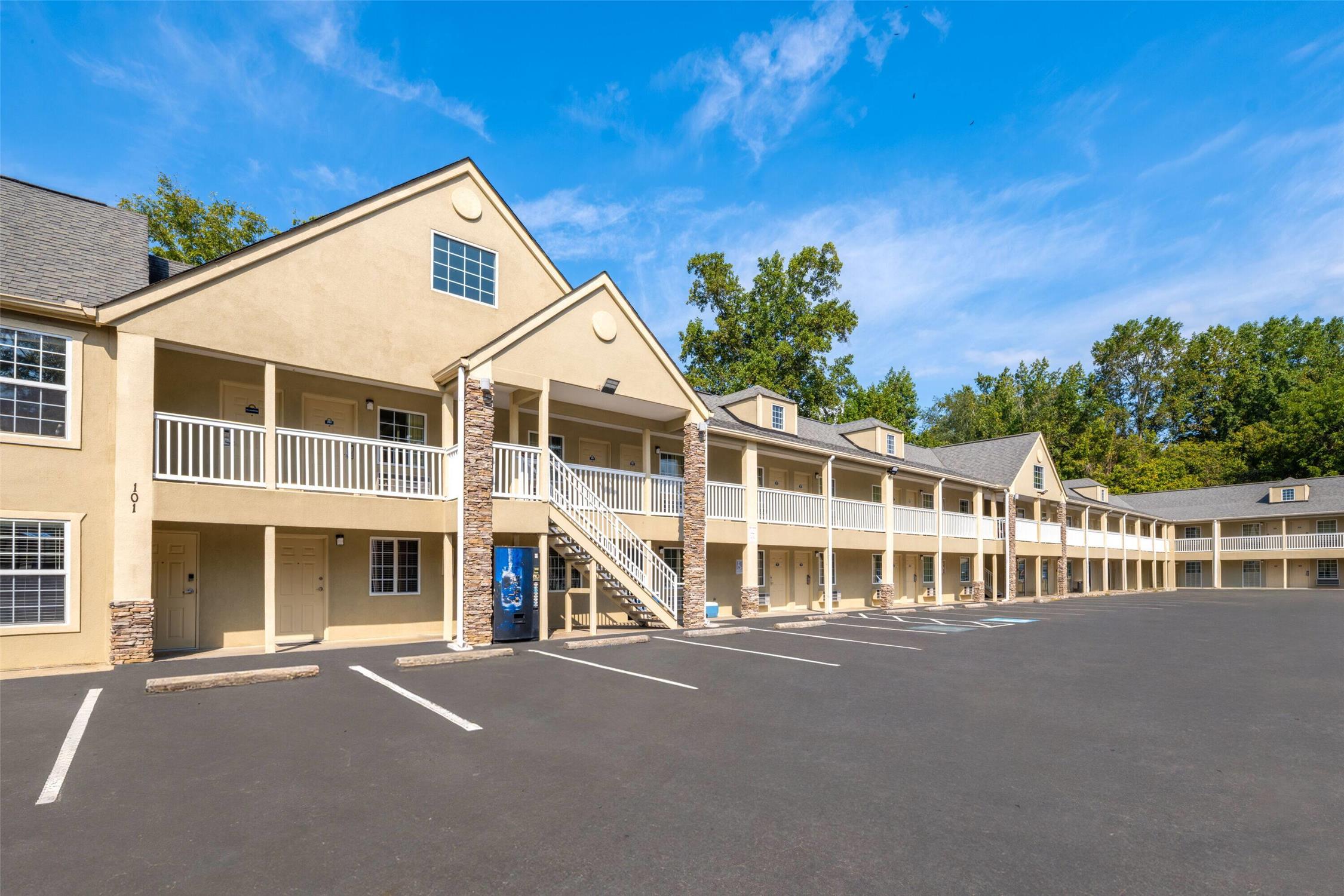 Days Inn by Wyndham Canton 14/19