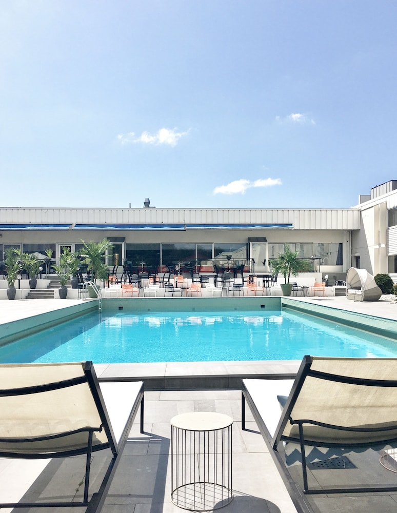 Apple Hotel 9/44