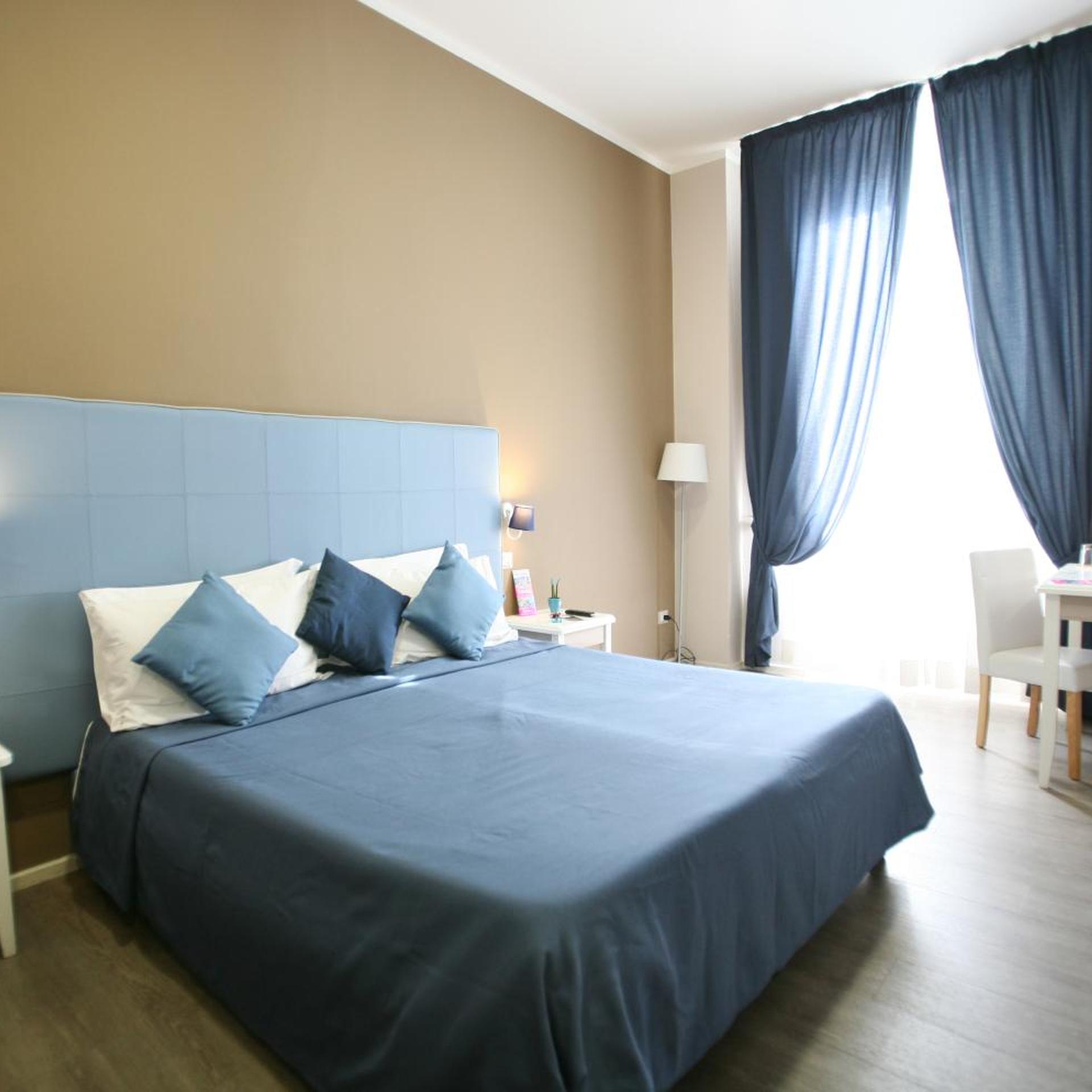 ROOM, DOUBLE BED