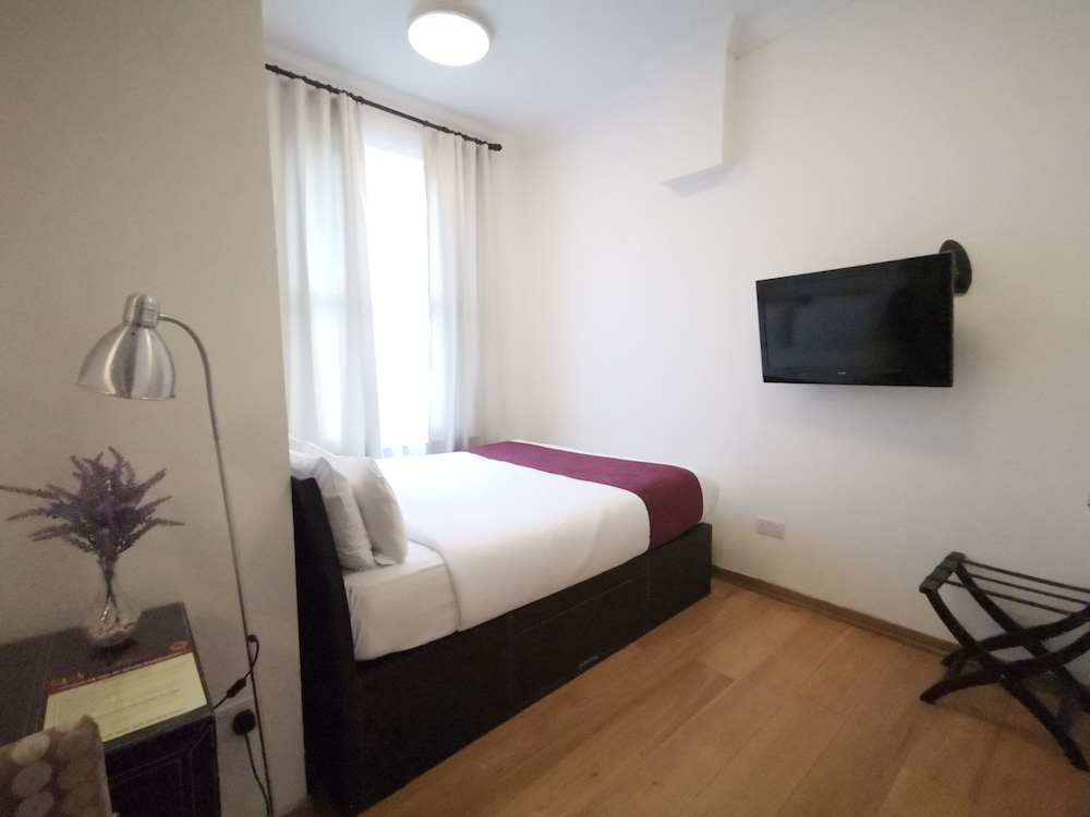 Luxury, Double Bed, The Royale Chulan Hyde Park 3/9