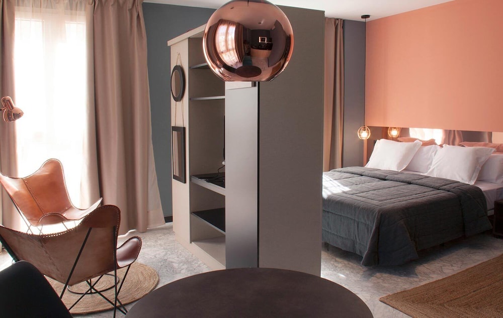 CLASSIC, STUDIO, QUEEN BED