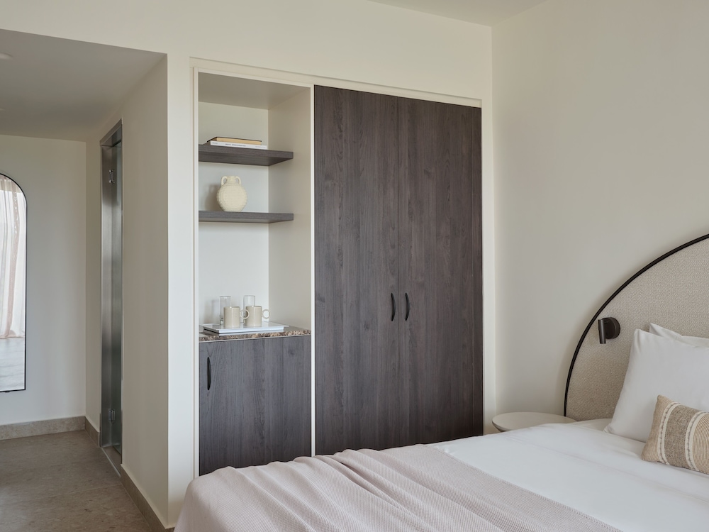 ROOM, TWIN BEDS, INLAND VIEW