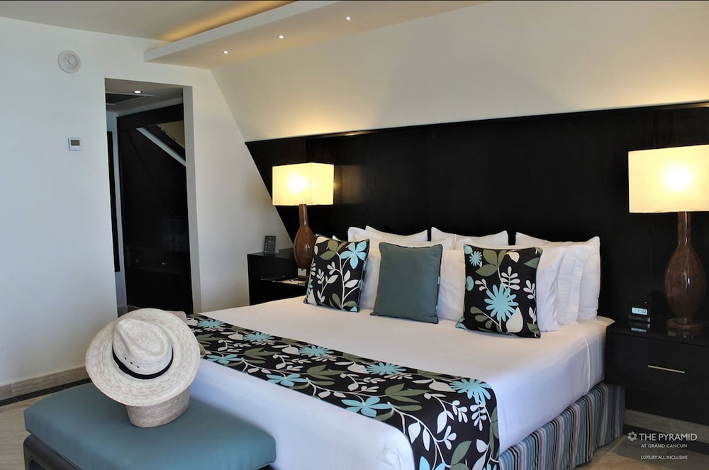 Pyramid at Grand Oasis All Inclusive 17/68