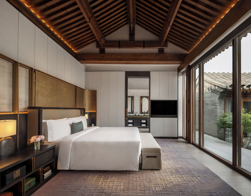 Oriental, Courtyard, King Bed