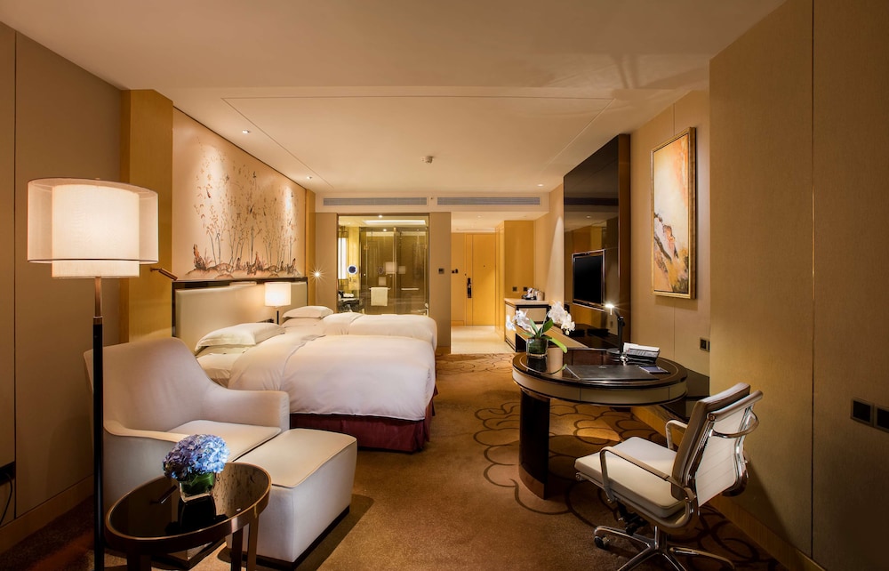 HILTON WUHAN RIVERSIDE 24/79
