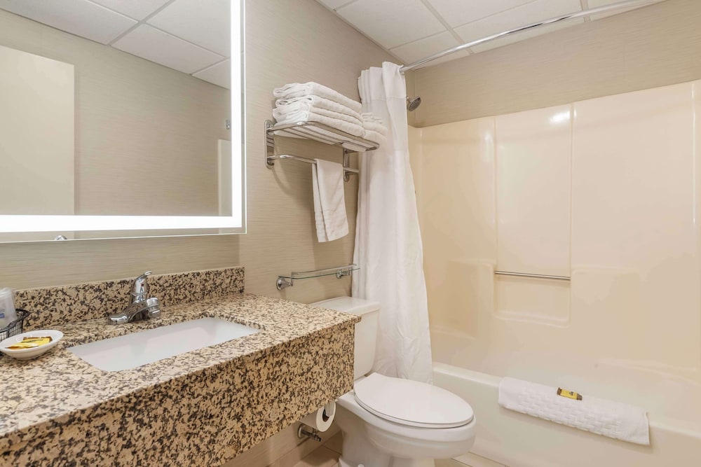غرفة قياسية بسريرين كوين بإطلالة على المسبح، Best Western Plus Steeplegate Inn 3/3