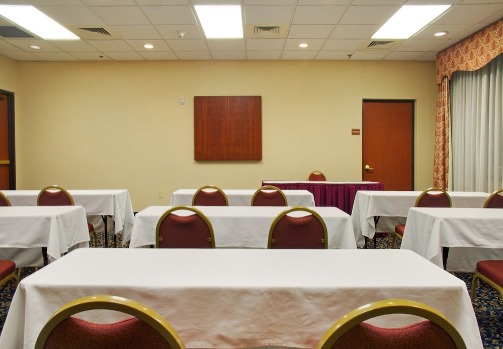 Holiday Inn Express and Suites Houston - Memorial Park Area 40/45