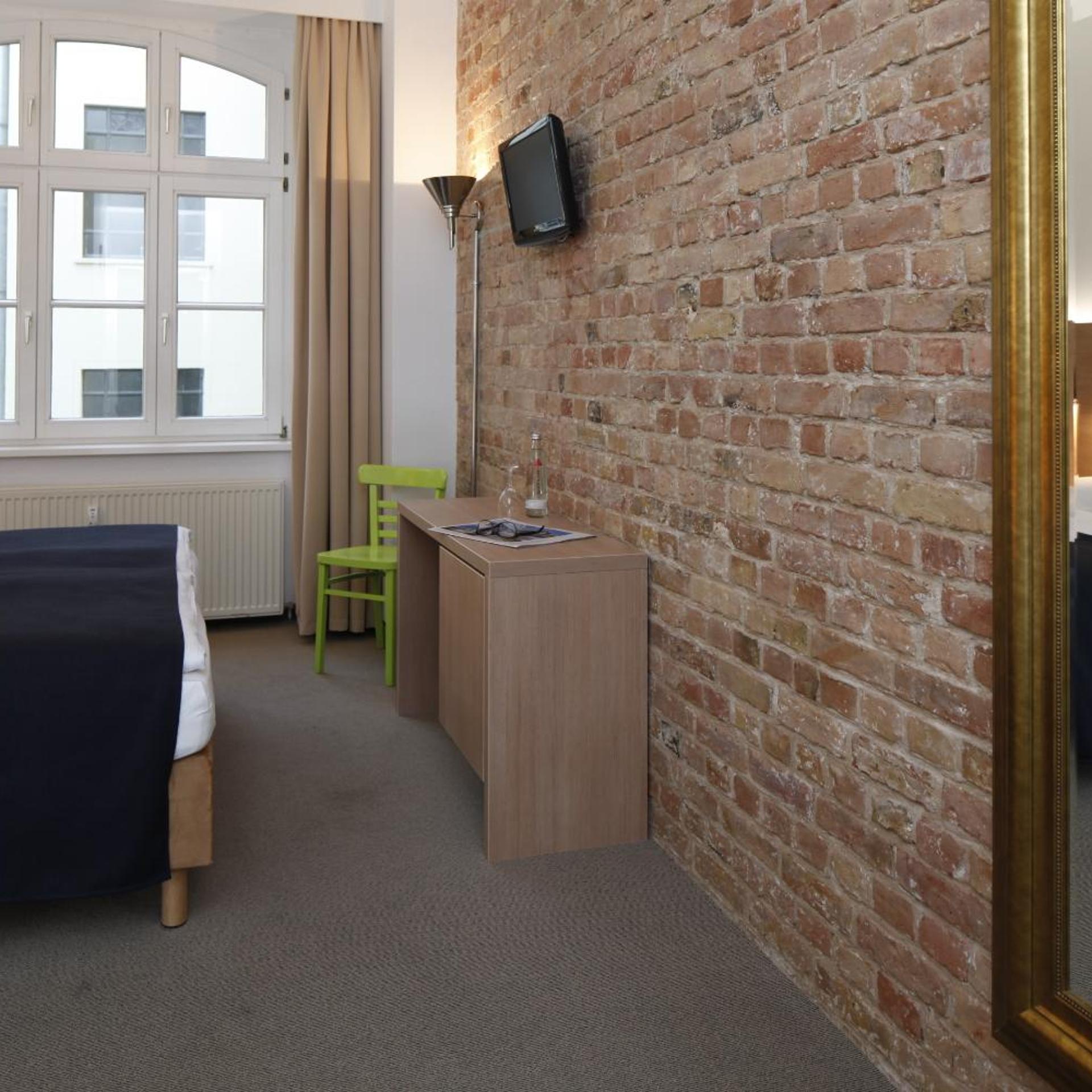 Hotel 38 34/49