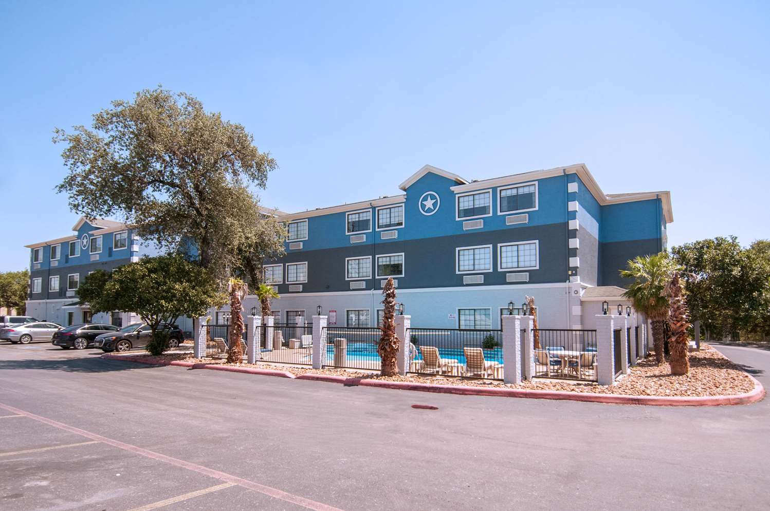 Days Inn & Suites by Wyndham San Antonio North/Stone Oak 56/63