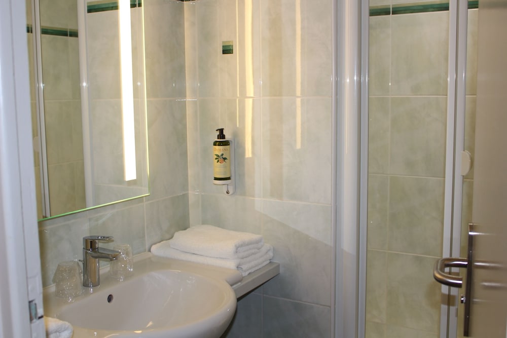 P Tit Dej Hotel Millau La Capelle 30/33