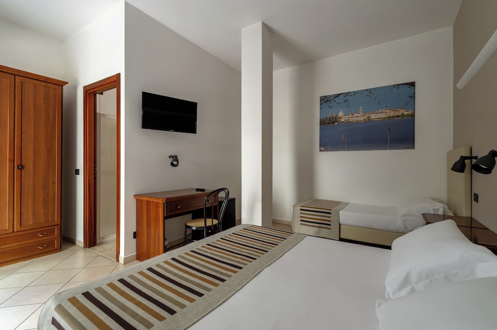 غرفة ثلاثية بسرير مزدوج وسرير فردي بغرفة نوم واحدة، ABC Comfort Hotel Mantua City Centre 2/6