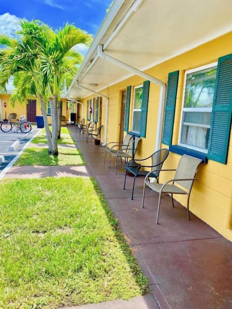 Glades Motel 20/23
