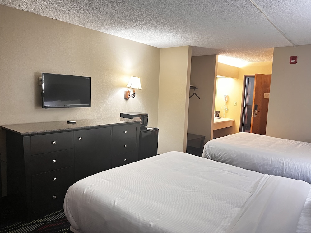 Apple Tree Inn and Suites 14/62