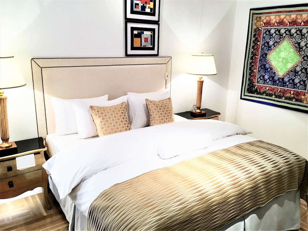2 BEDROOMS, SUITE, PATIO STREET VIEW