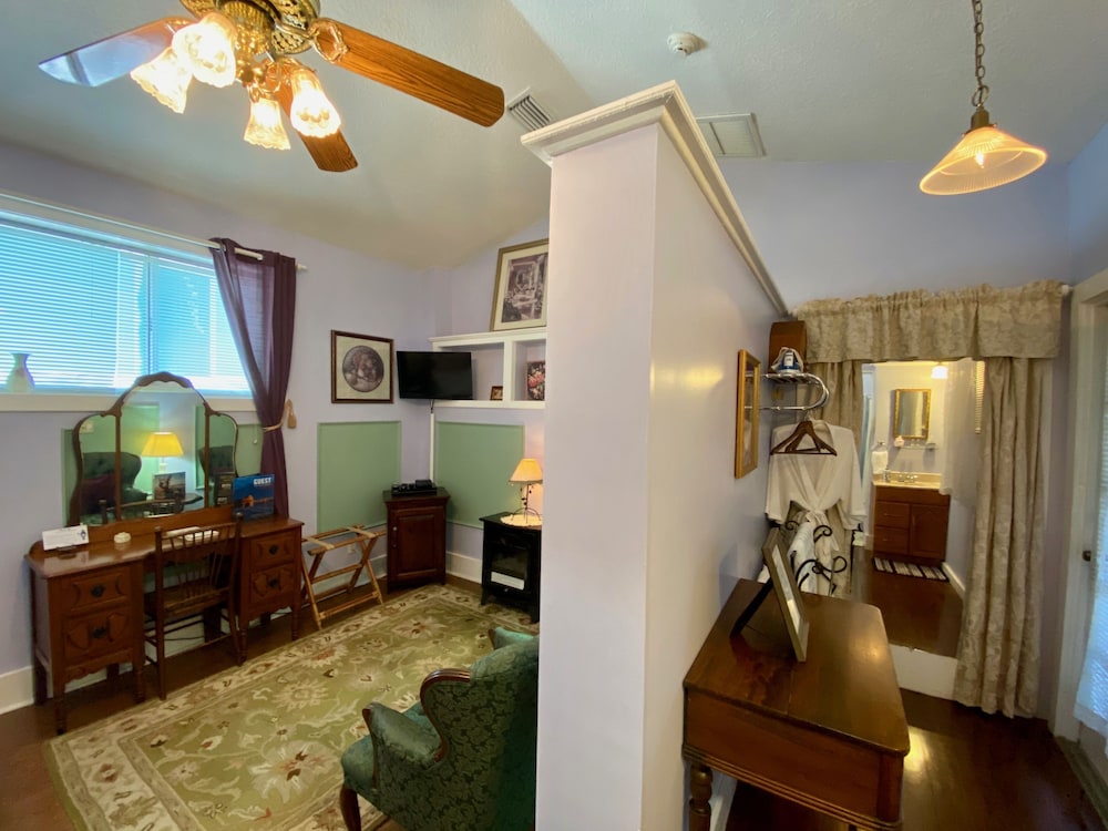 Penny Farthing Inn 31/45