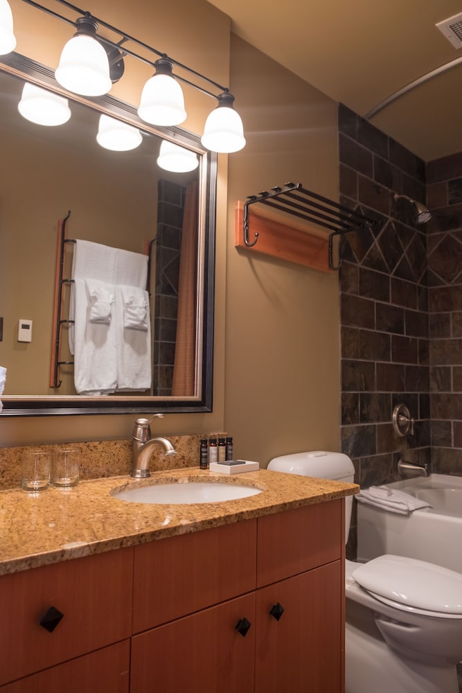 Sunshine Mountain Lodge - Superior Room 4/61