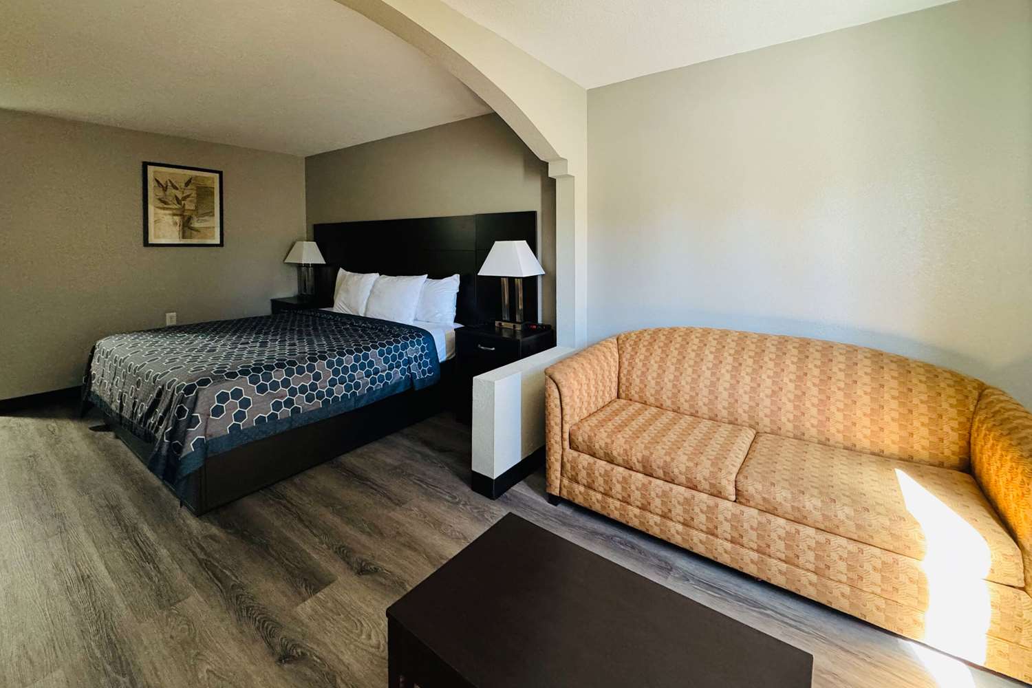Econo Lodge Inn & Suites Centerville TN 3/7