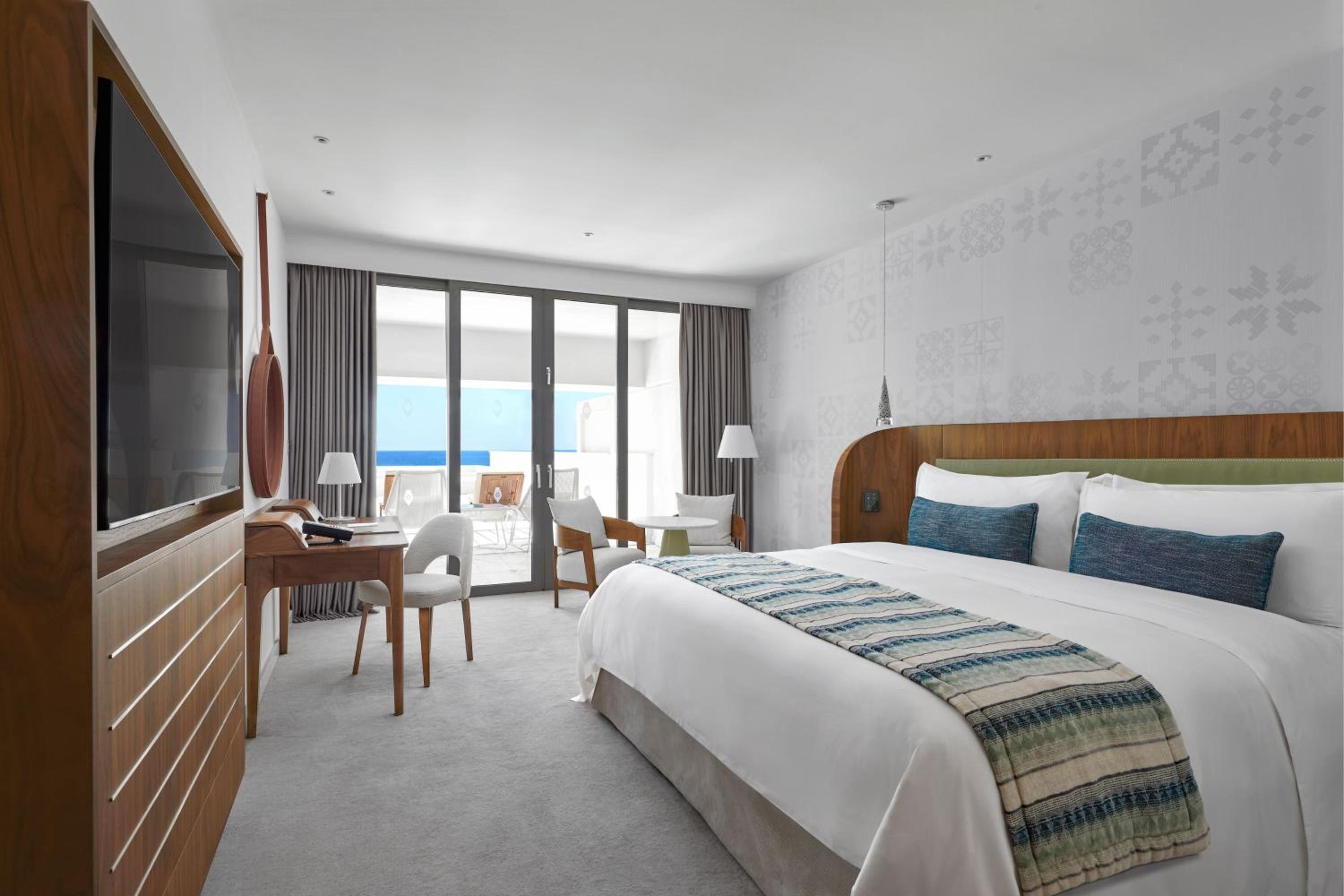 2 Bedrooms, Family Suite, Suite, King Bed, Sea View, Balcony, Low Floor
