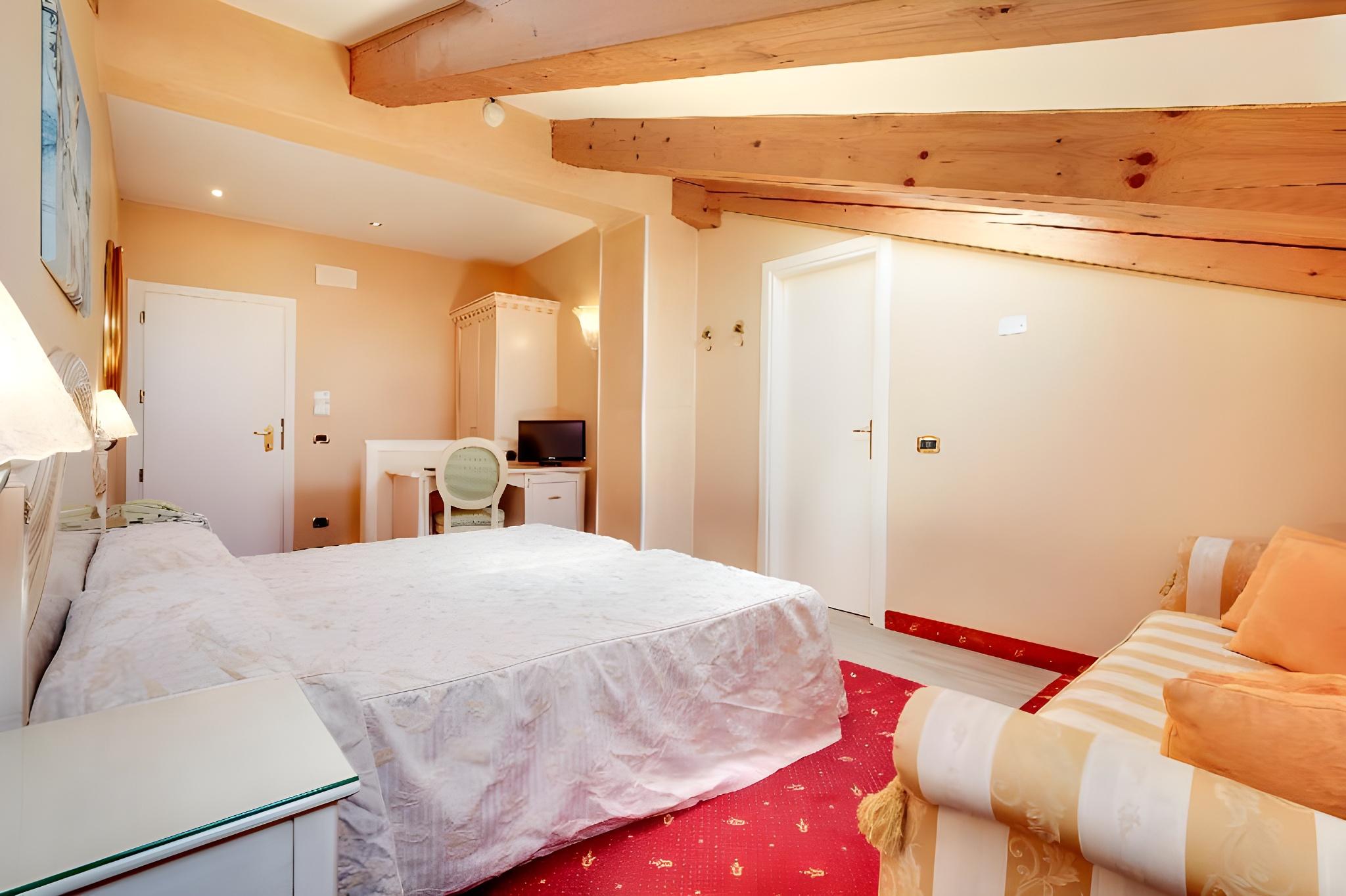 Room, Triple, Attic