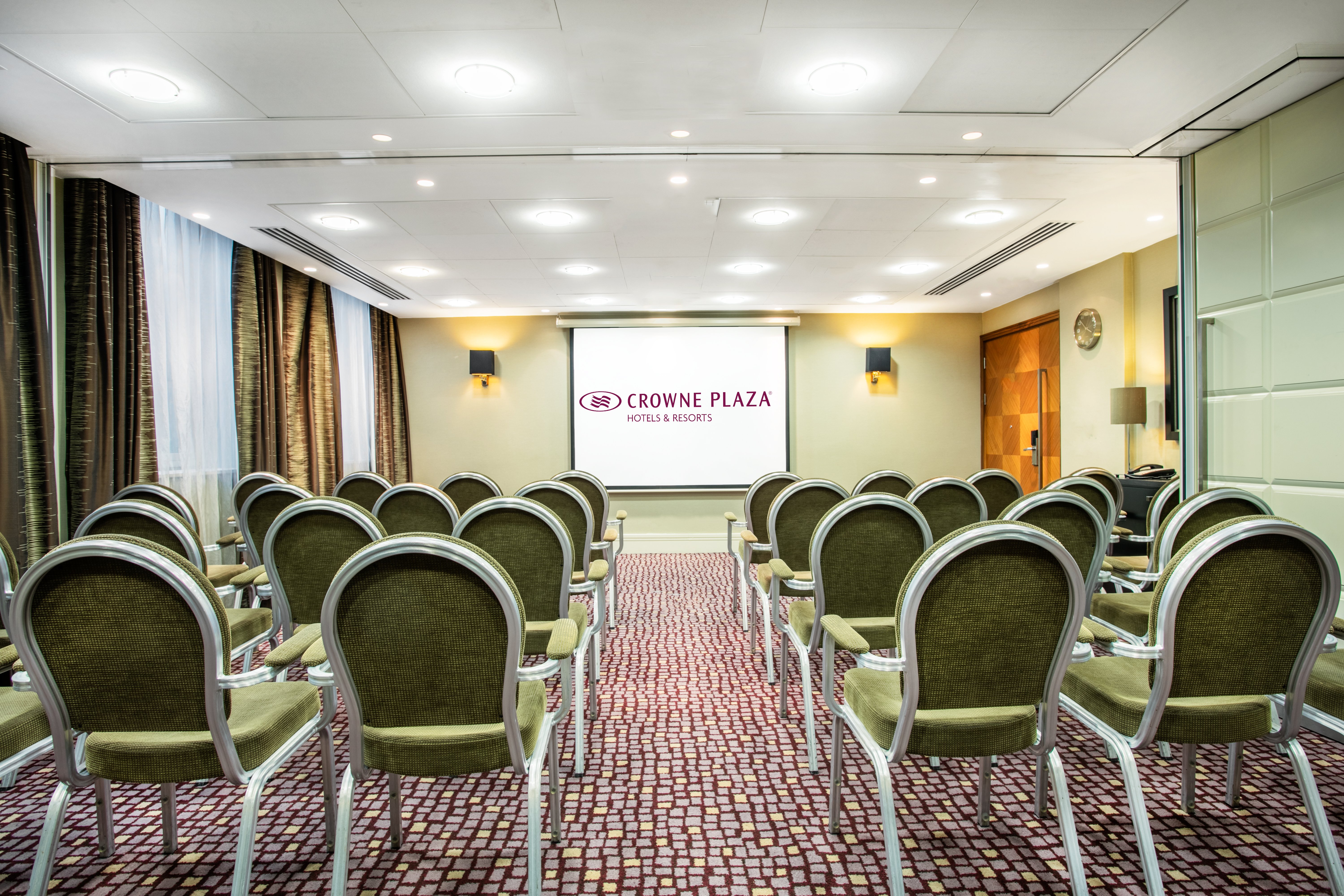 Crowne Plaza Ealing 69/76