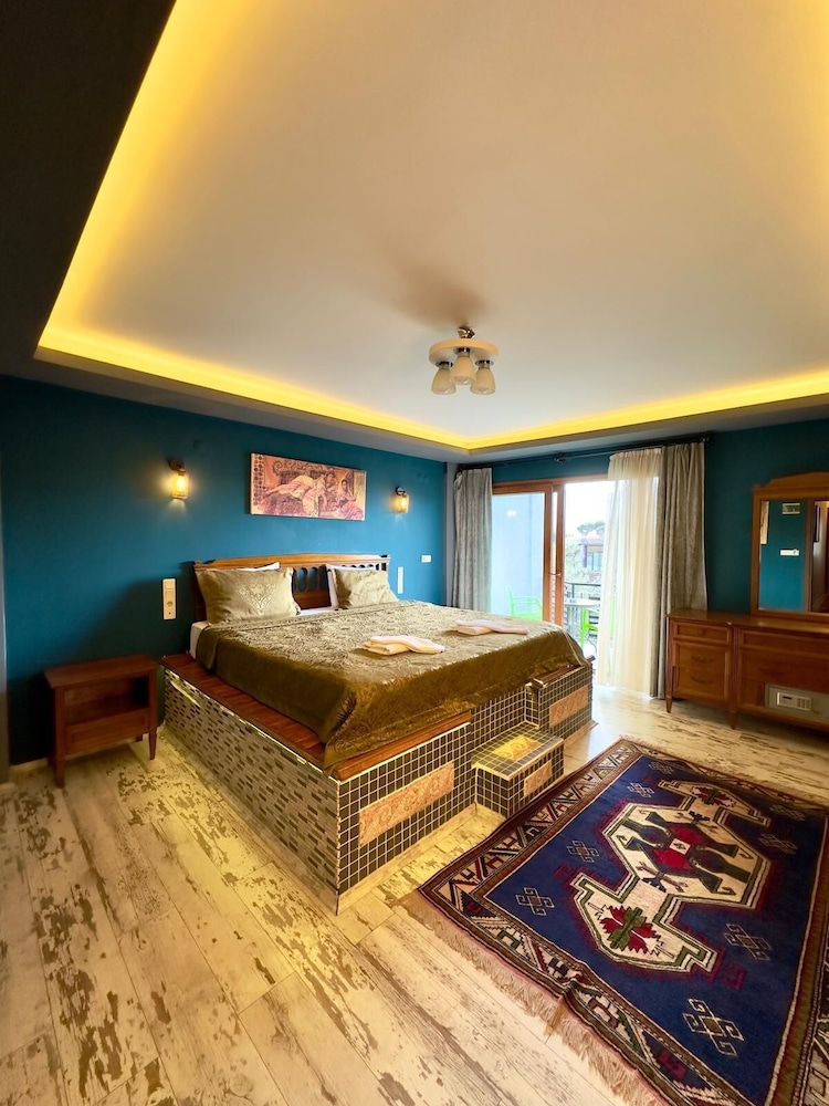 Rebetika Hotel 8/67
