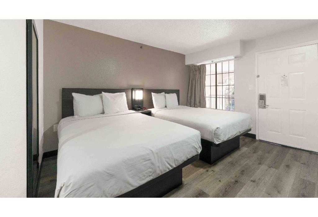 2 Queen Beds - ADA/Roll-In Shower