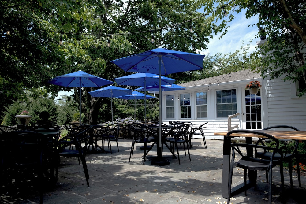 Shelter Harbor Inn 53/72